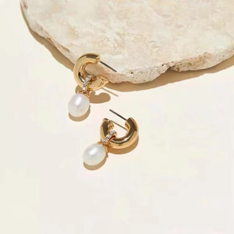 New Style 18K Gold Plated Jewelry Accessories Brass Elegant CC Shaped Pearl with Diamond Stud Earrings