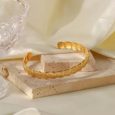 Stainless Steel 18K Gold-Plated Open Bangle Fashion Jewelry Shell Shape Bracelet for Women